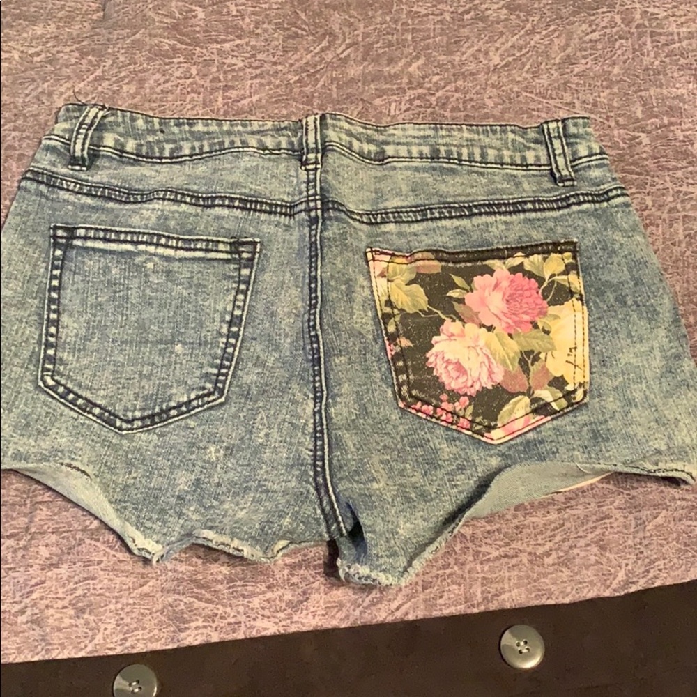 Shorts - Picture 2 of 3